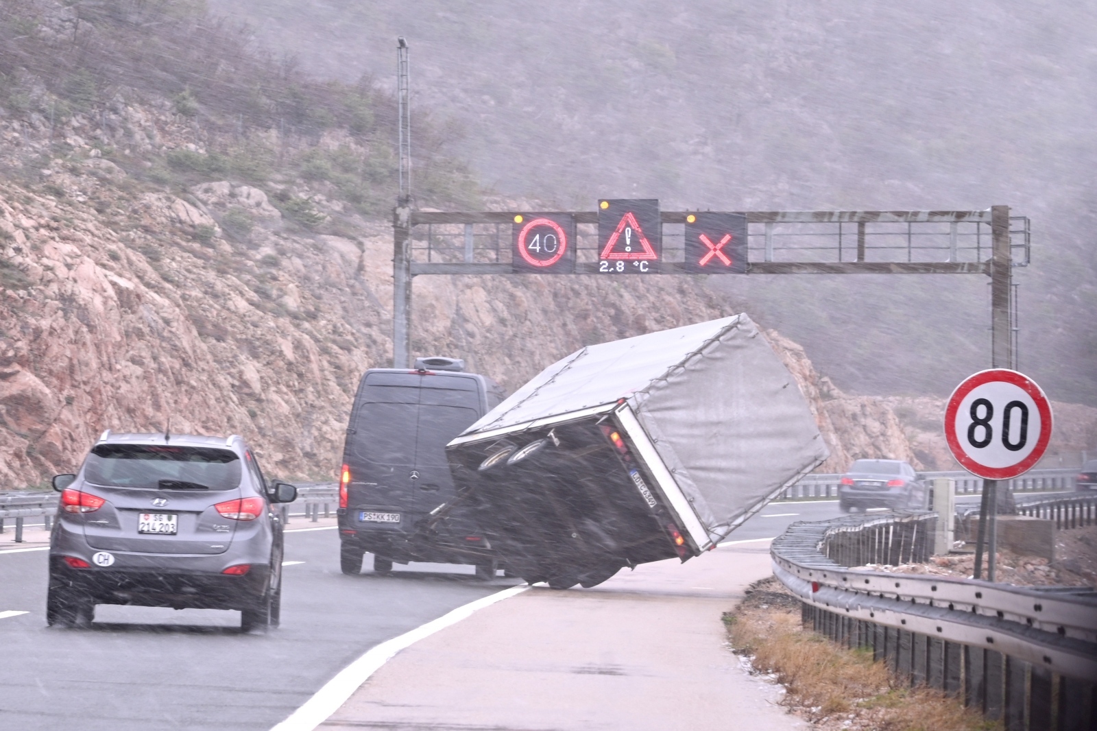 Na autocesti A1 otežan promet zbog snijega i vjetra, autocesta zatvorena za kamione