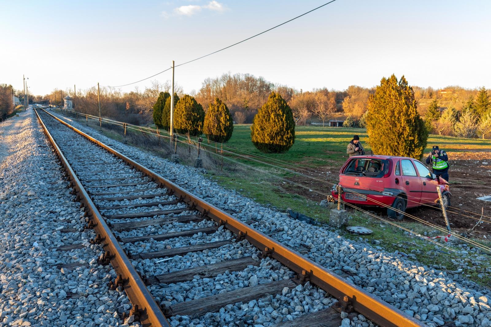 prometna nesreća, vlak, U Svetom Petru u šumi automobilom podletio pod vlak