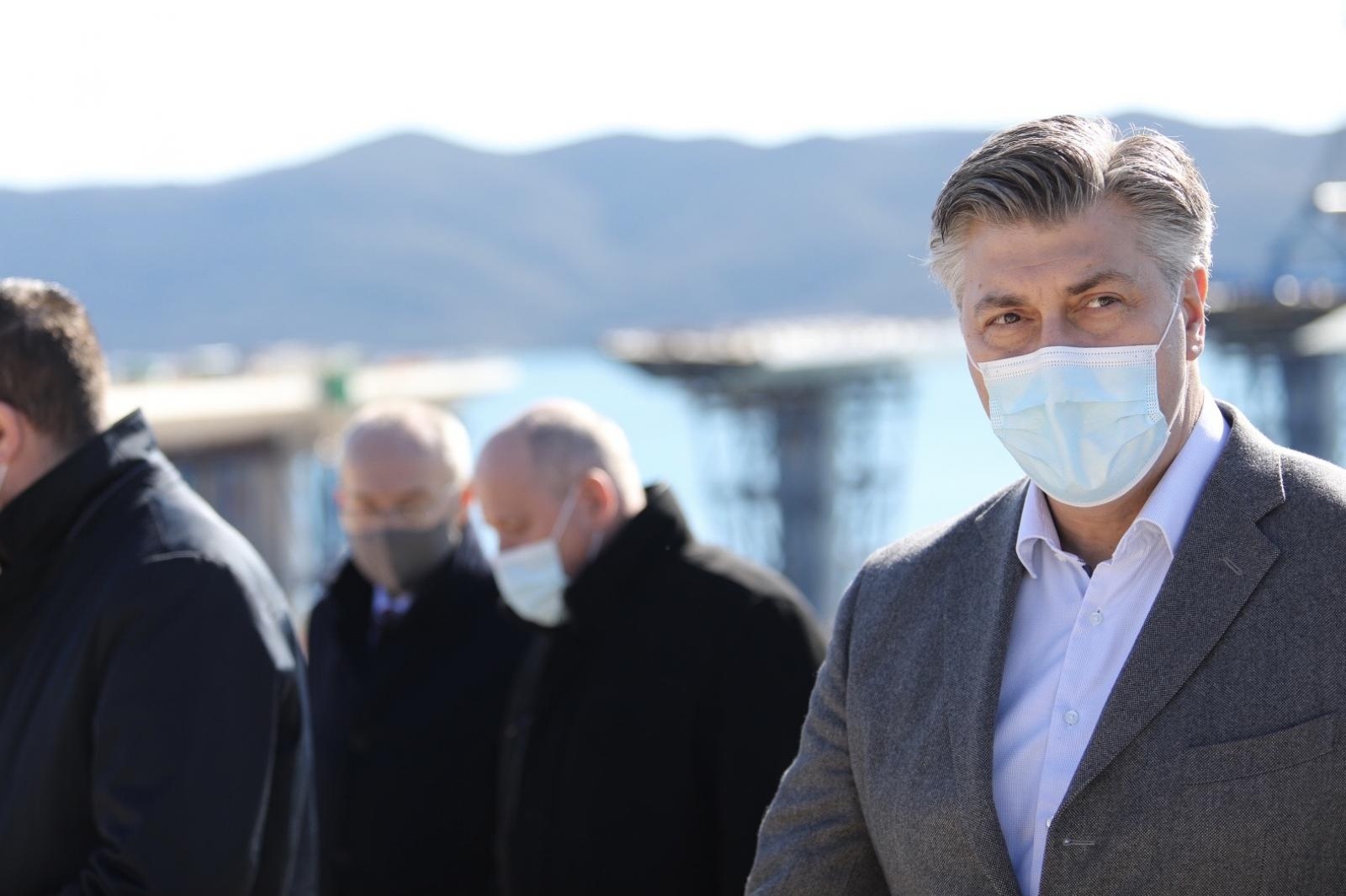 Premijer Andrej Plenković sa suradnicima obišao gradilište mosta Komarna-Pelješac