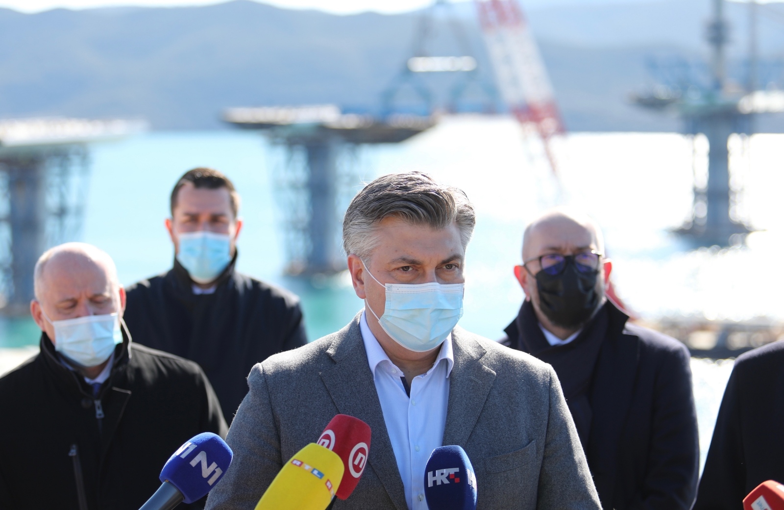 Premijer Andrej Plenković sa suradnicima obišao gradilište mosta Komarna-Pelješac