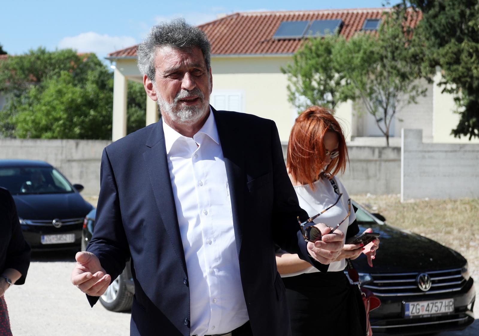 Ministar Radovan Fuchs posjetio školu u Vrpolju koja je oštećena u potresu