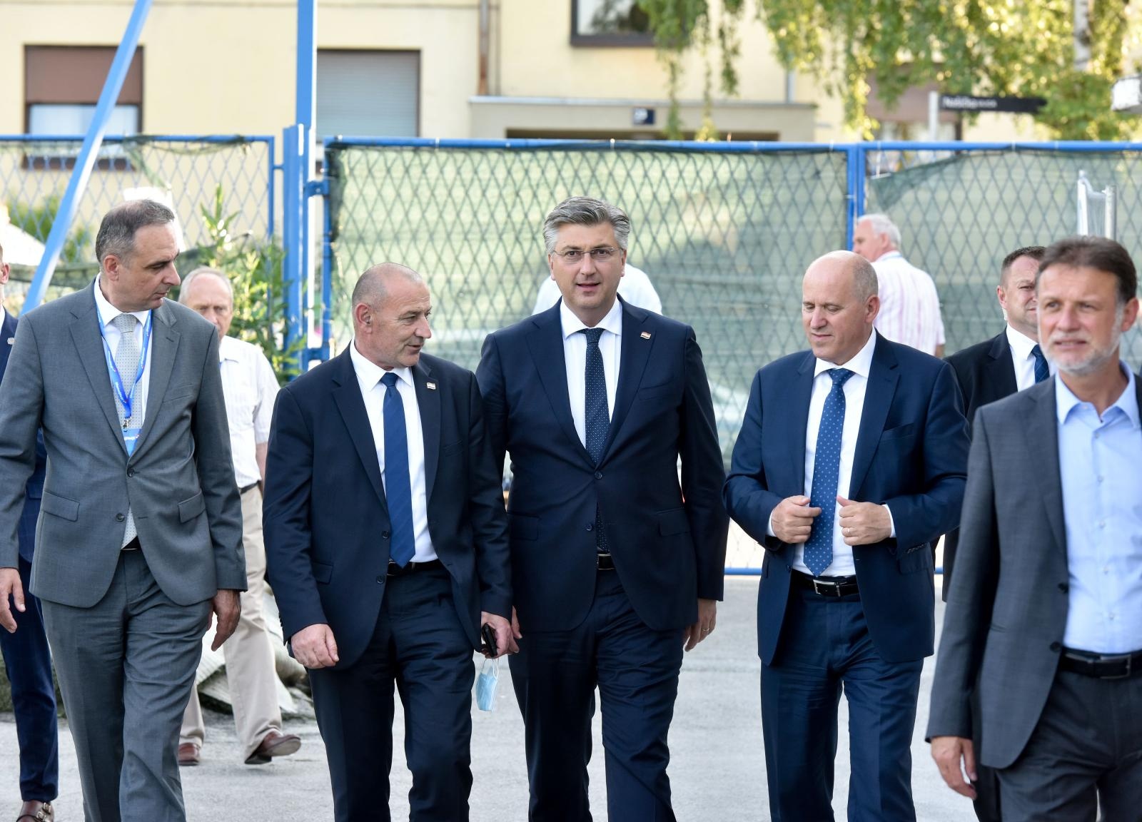 Zagreb: Premijer i suradnici ispred NK Jarun položili vijenac povodom 32. obljetnice osnutka HDZ-a