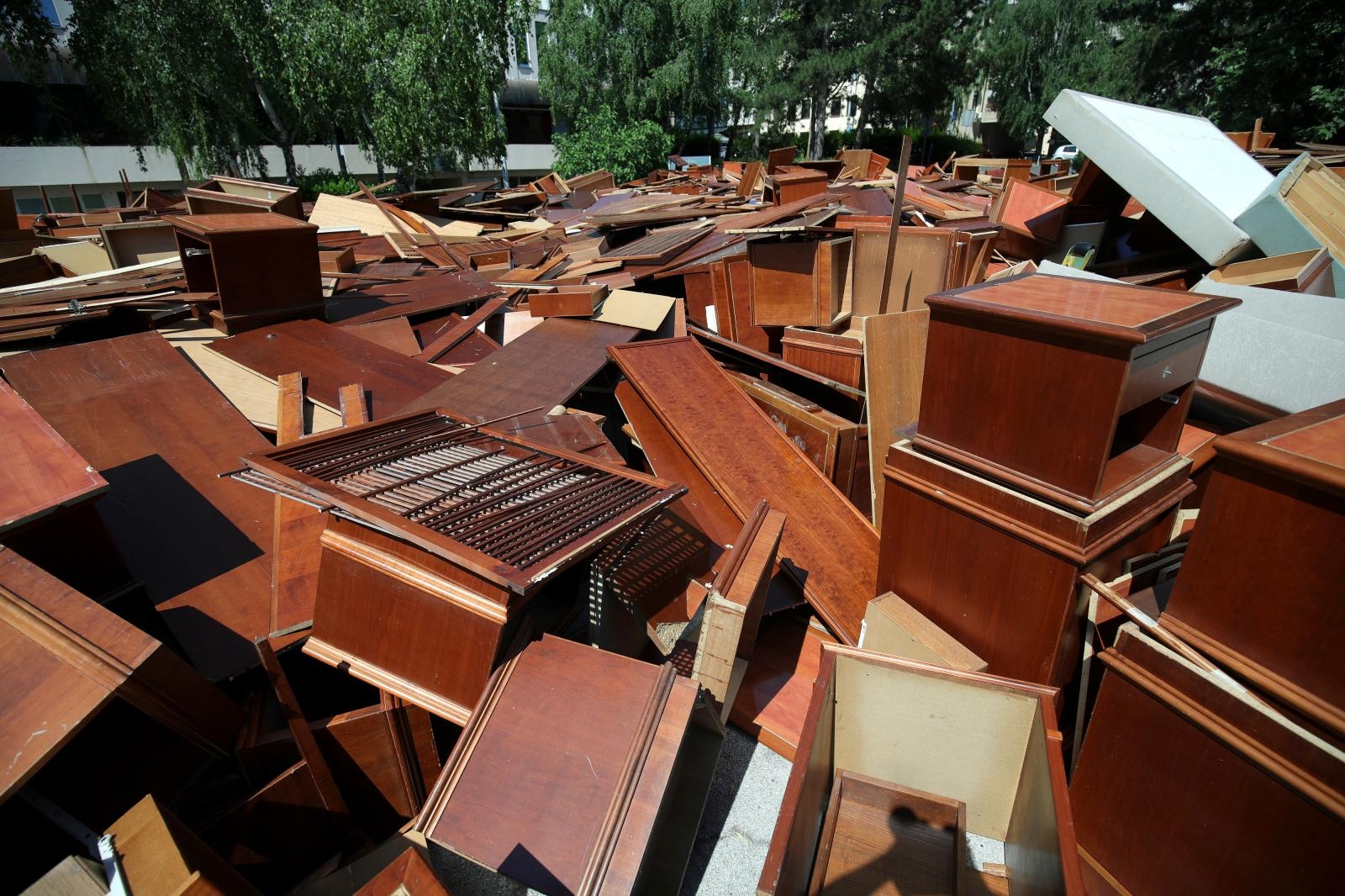 Zagreb: Velika količina razbacanog namještaja privlači pažnju prolaznika