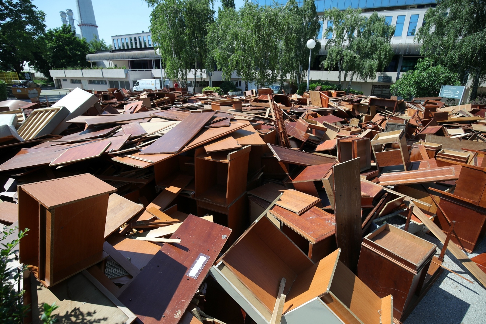 Zagreb: Velika količina razbacanog namještaja privlači pažnju prolaznika