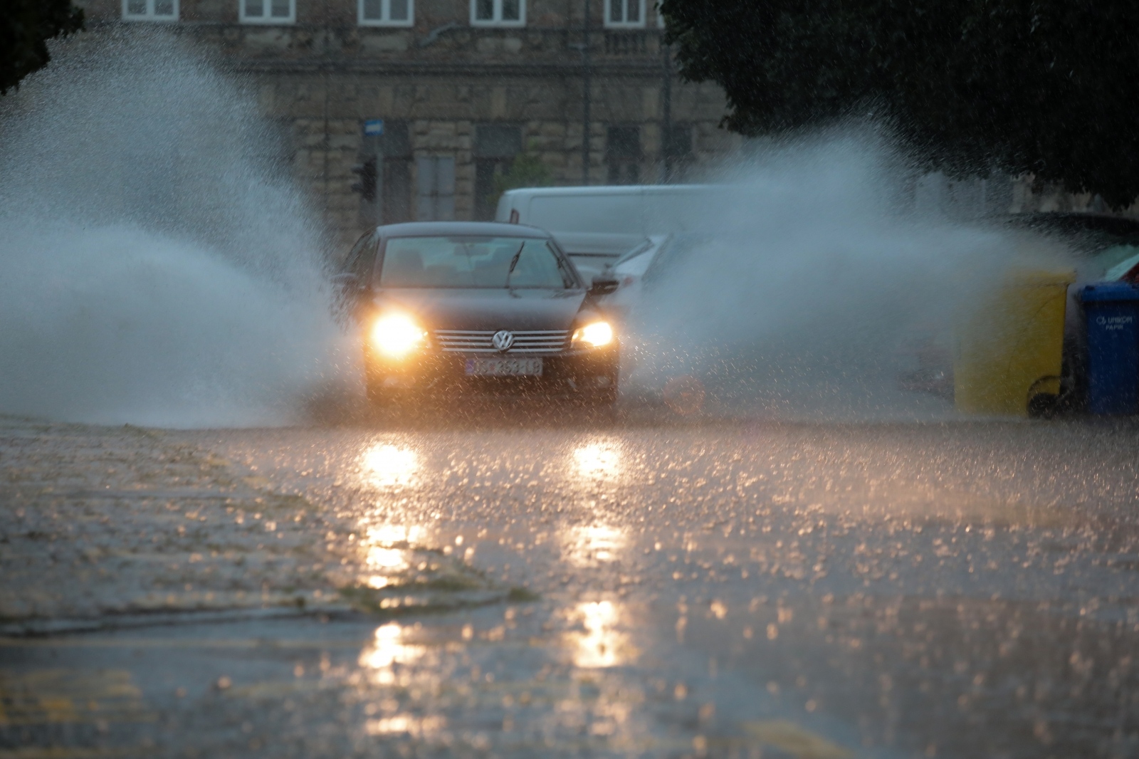 Nevrijeme u Osijeku prouzročilo zastoj tramvaja, kolnici potopljeni
