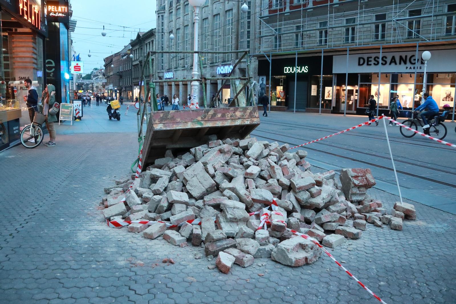 potres, zagreb, trg bana jelačića