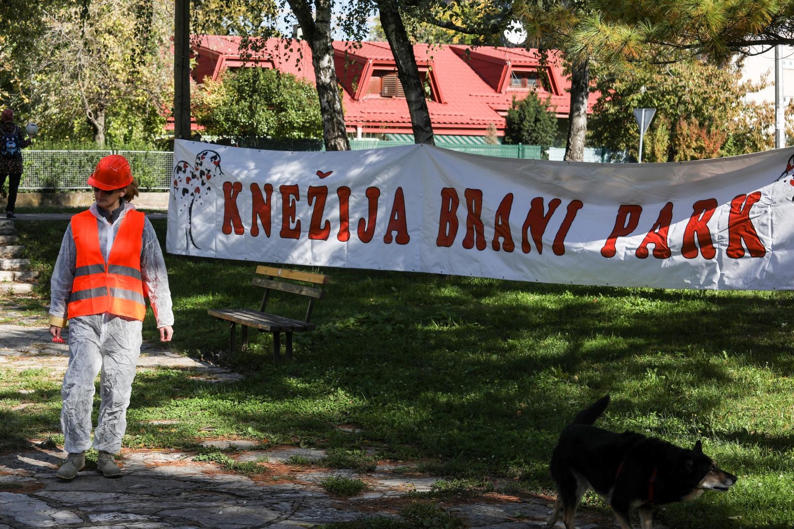 Grupa umjetnika izvela performans pod nazivom “Početak radova” u parku na Knežiji