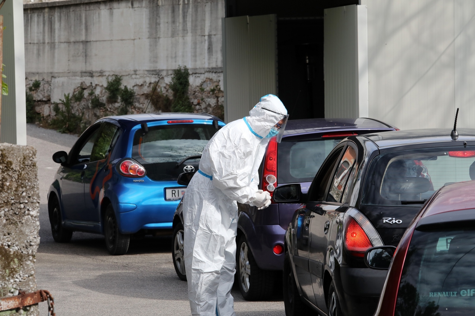 rijeka, testiranje, koronavirus19 pred Nastavnim zavodom za javno zdravstvo