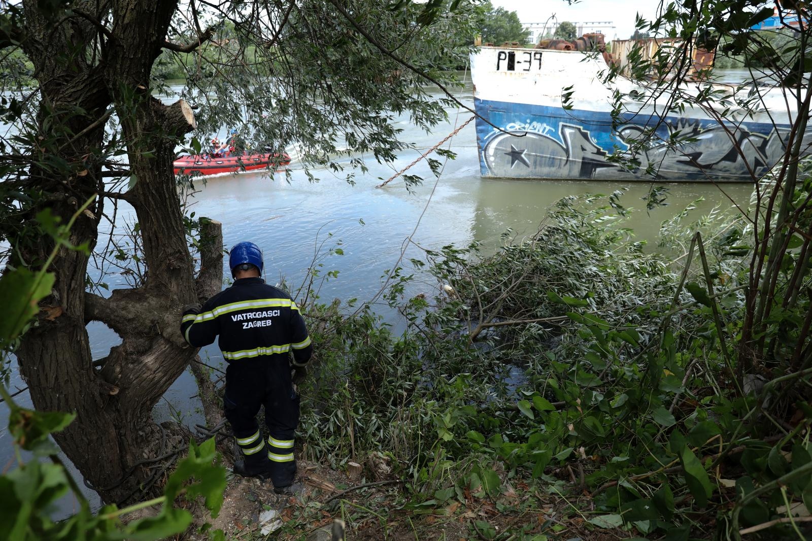 Zagreb: Vatrogasci osiguravaju teglenicu na Savi koja se pomaknula
