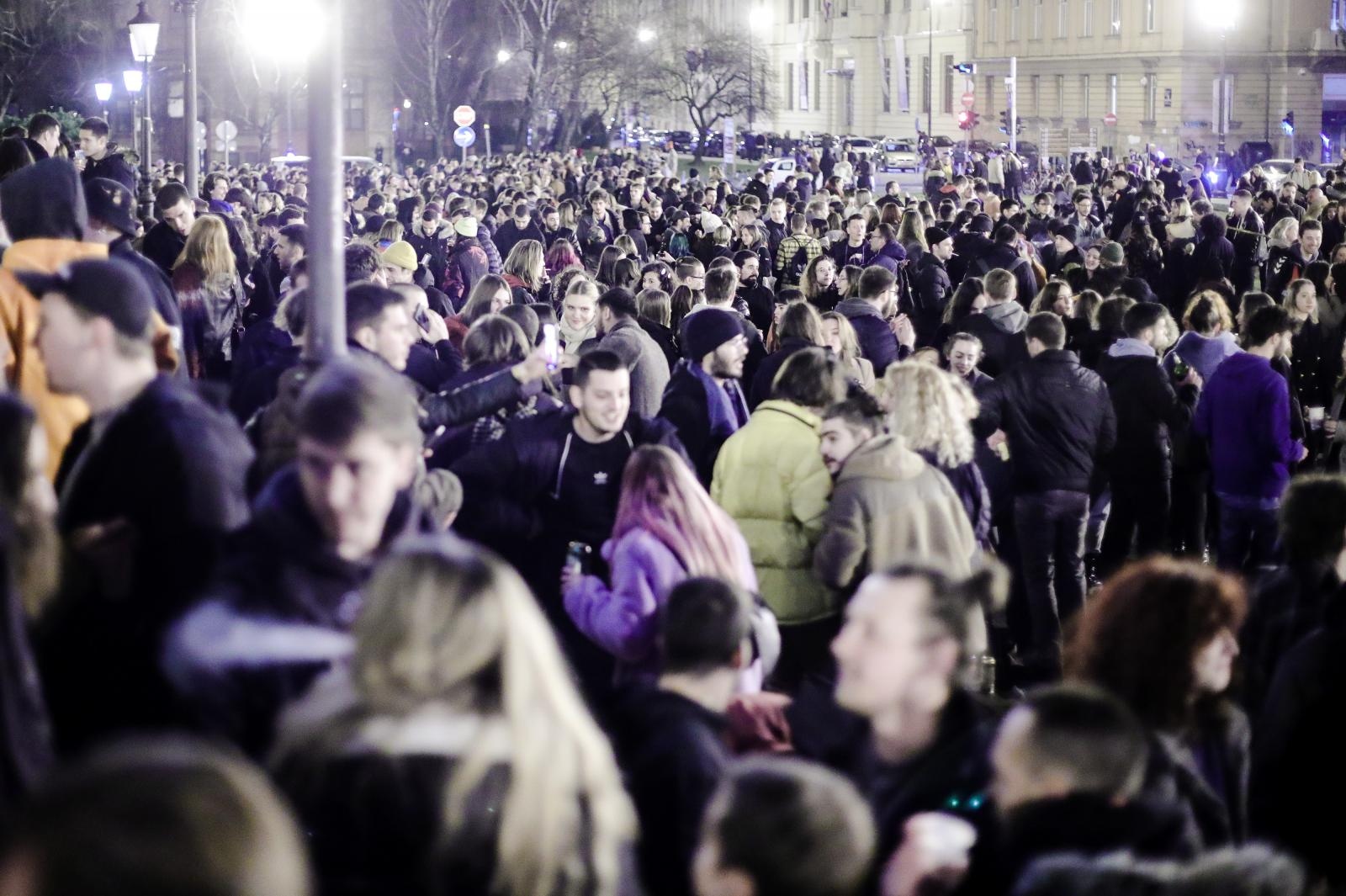 Zagreb: Velik broj mladih zabavlja se ispred HNK-a uz glazbu uličnih svirača