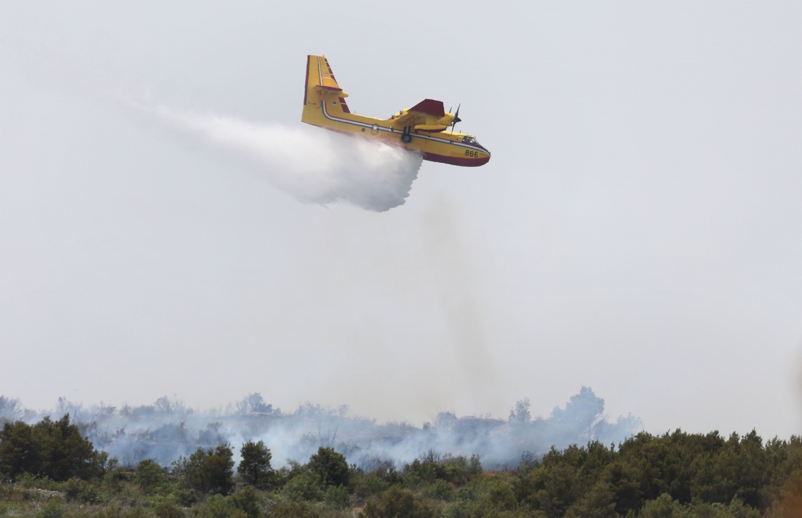 Šibenik: Vatrogasci se uz pomoć kanadera bore sa požarom