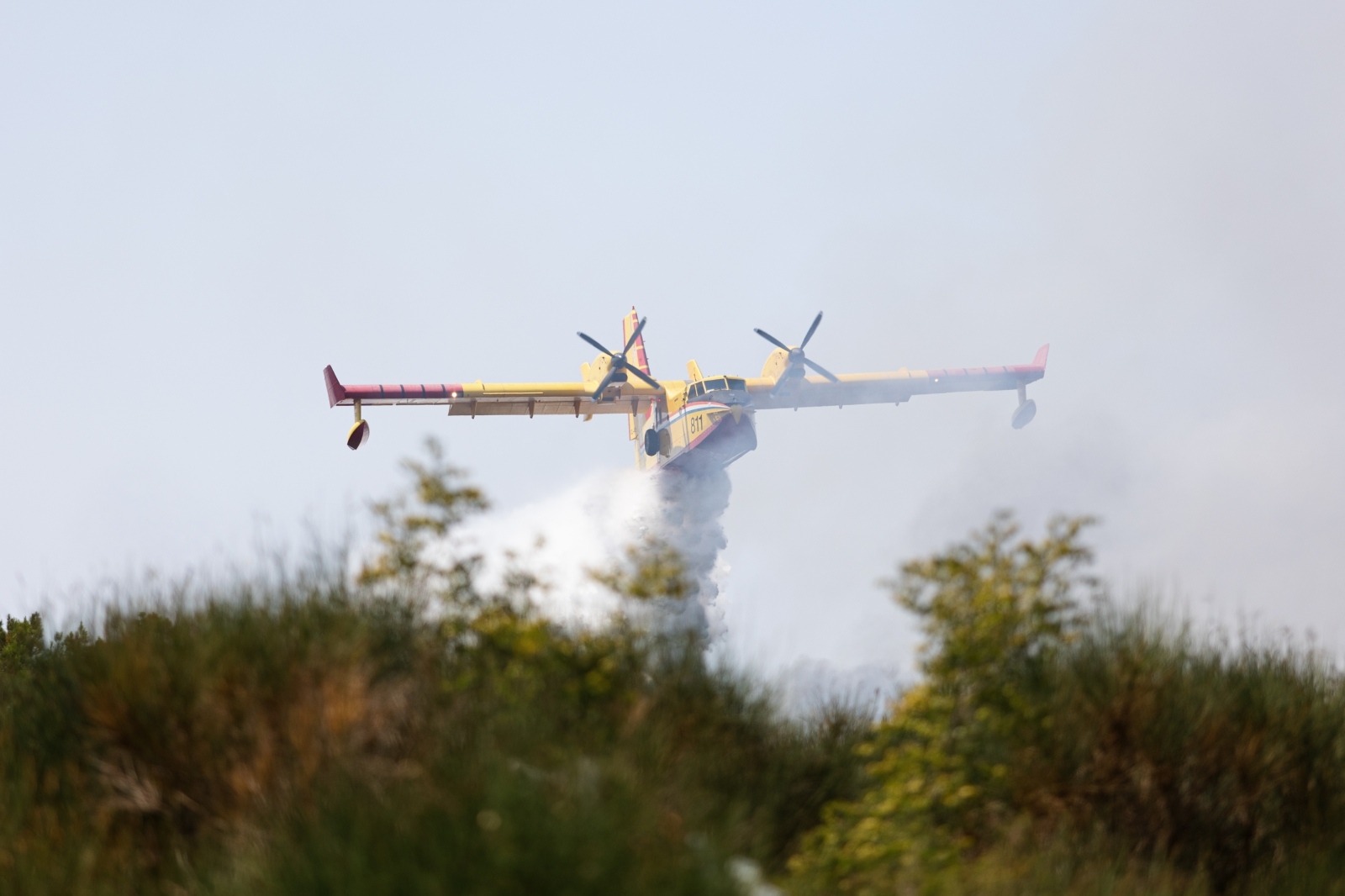 Zadar: Požar koji je izbio u blizini gradkog deponija ugašen uz pomoć kanadera