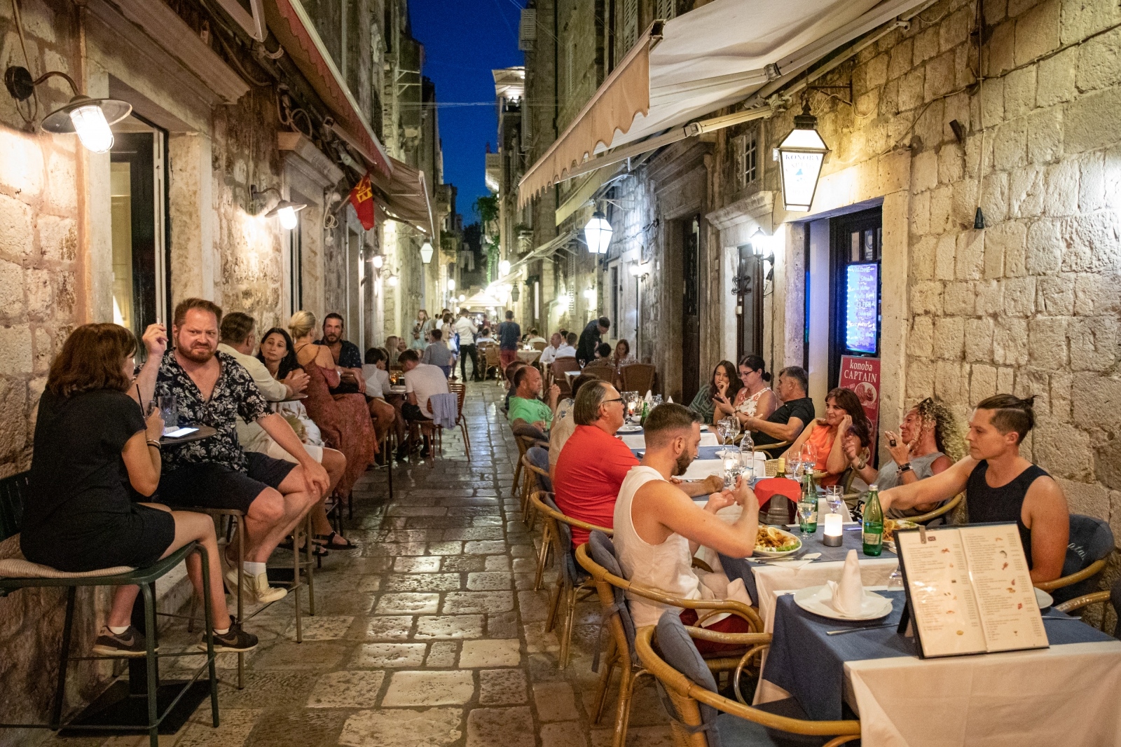 Dubrovnik: Terase restorana na Stradunu pune su turista