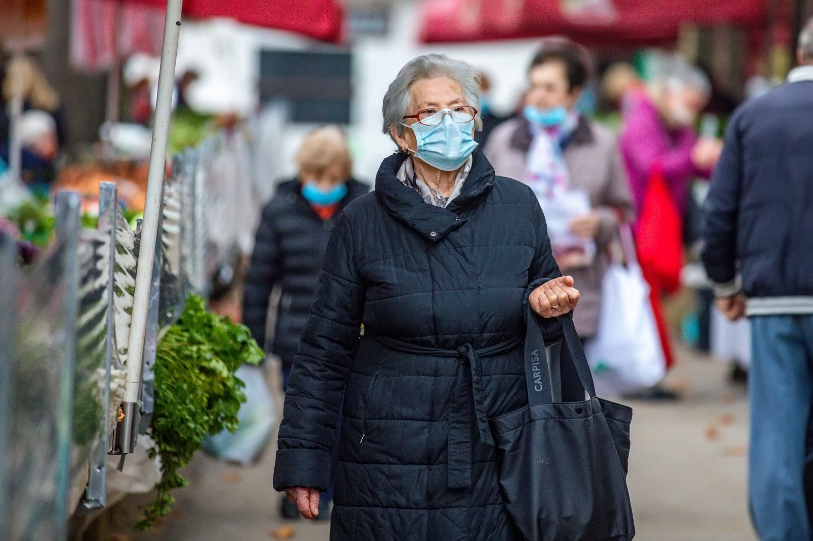 Na pulskoj tržnici večina prodavača i kupaca se drži epidemioloških mjera