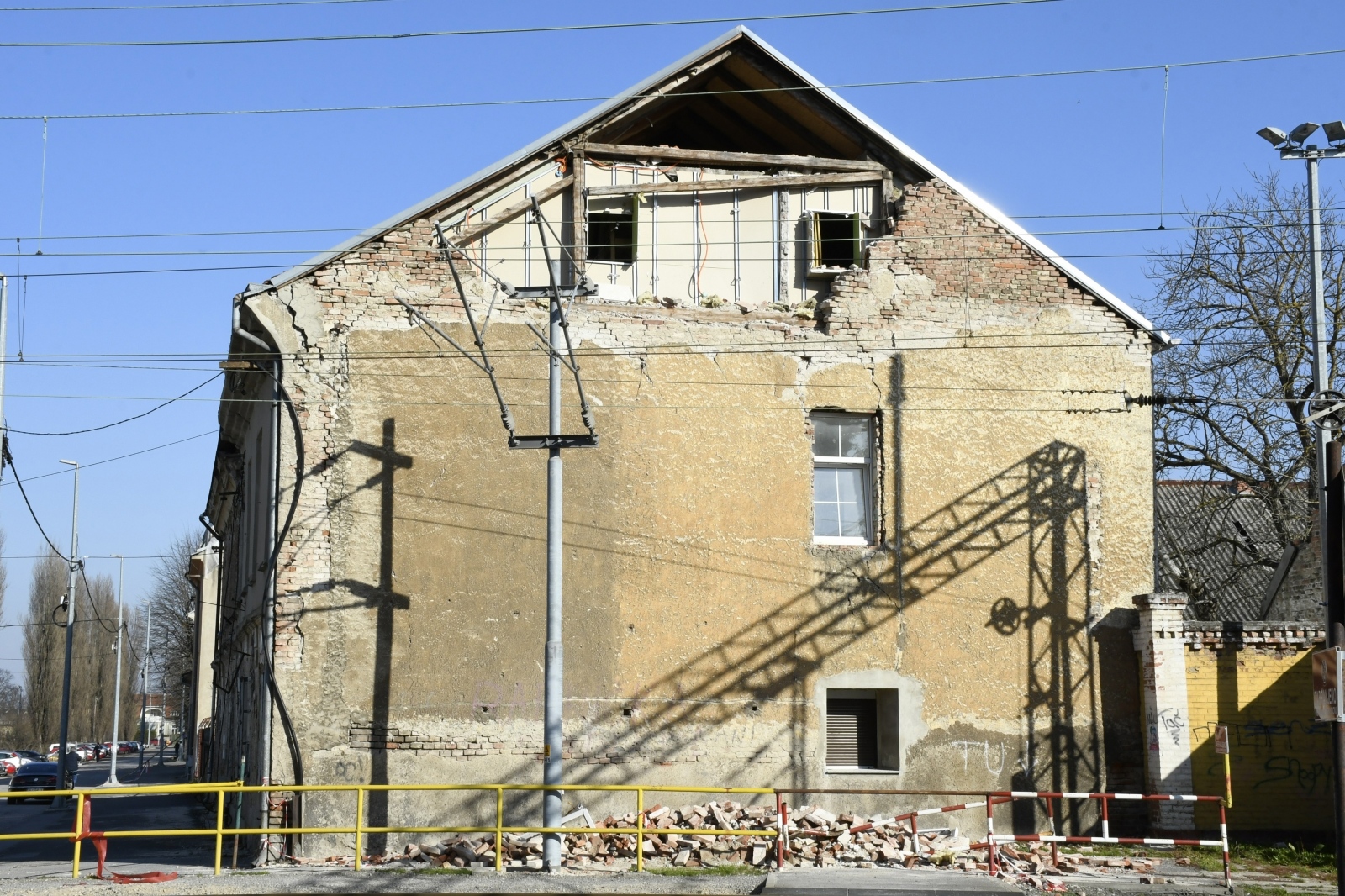 sisak, potres, U potresu koji je pogodio Sisak srušili su se brojni zabatni zidovi koji još nisu sanirani