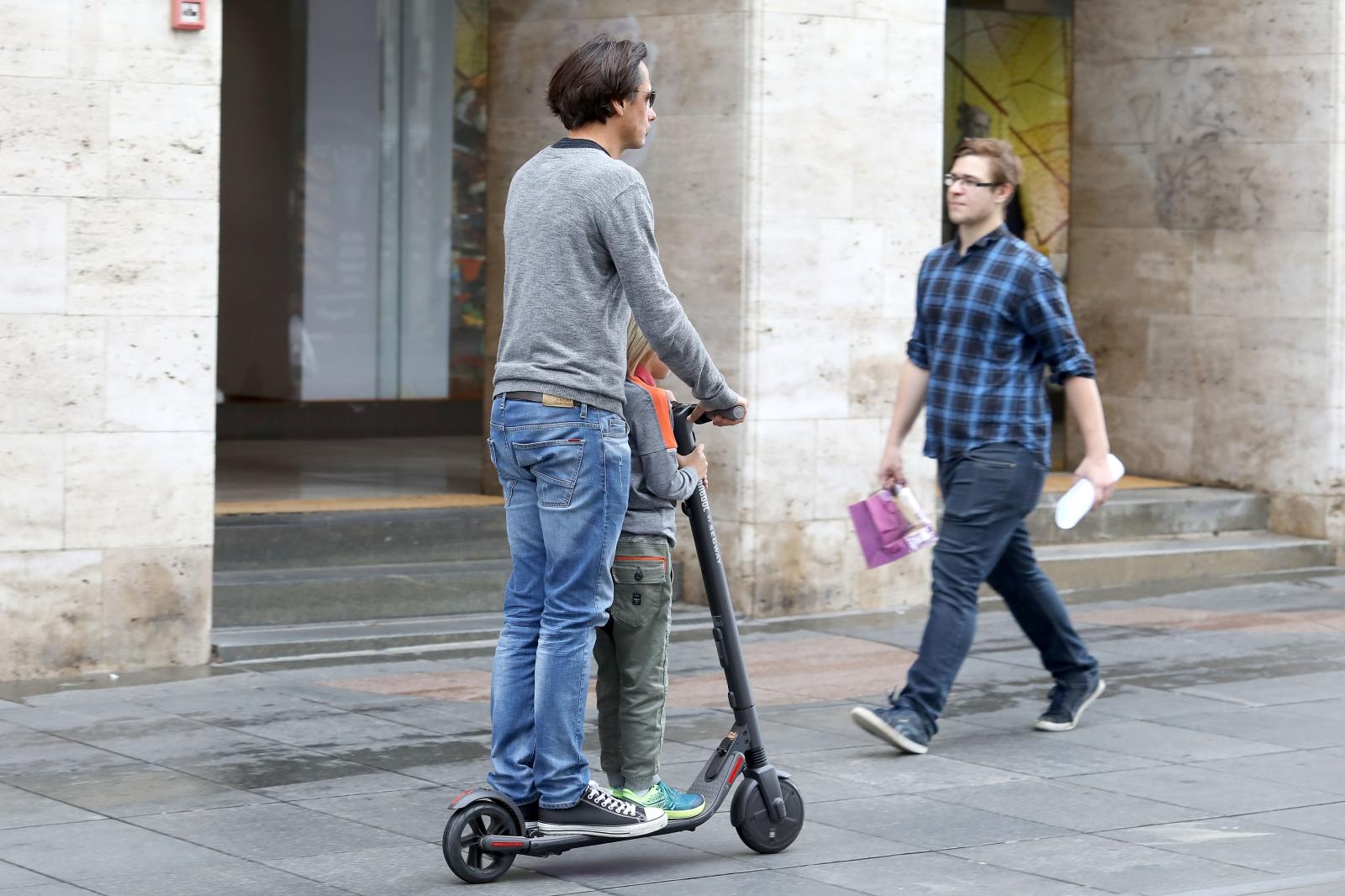 Električnih romobila sve je više, treba li ih zakonski regulirati?