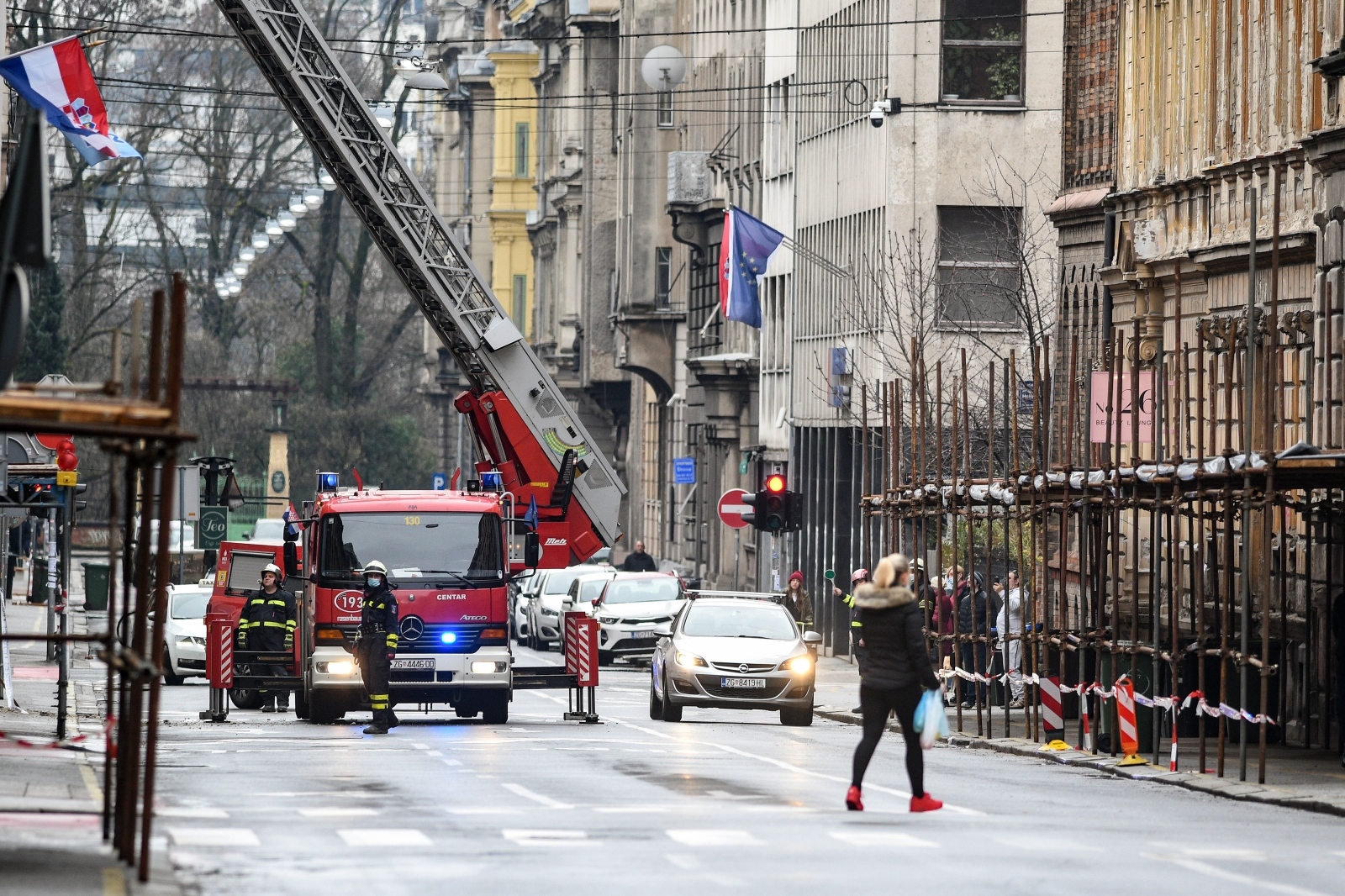 Zagreb: Vatrogasci saniraju štetu od potresa u Gundulićevoj