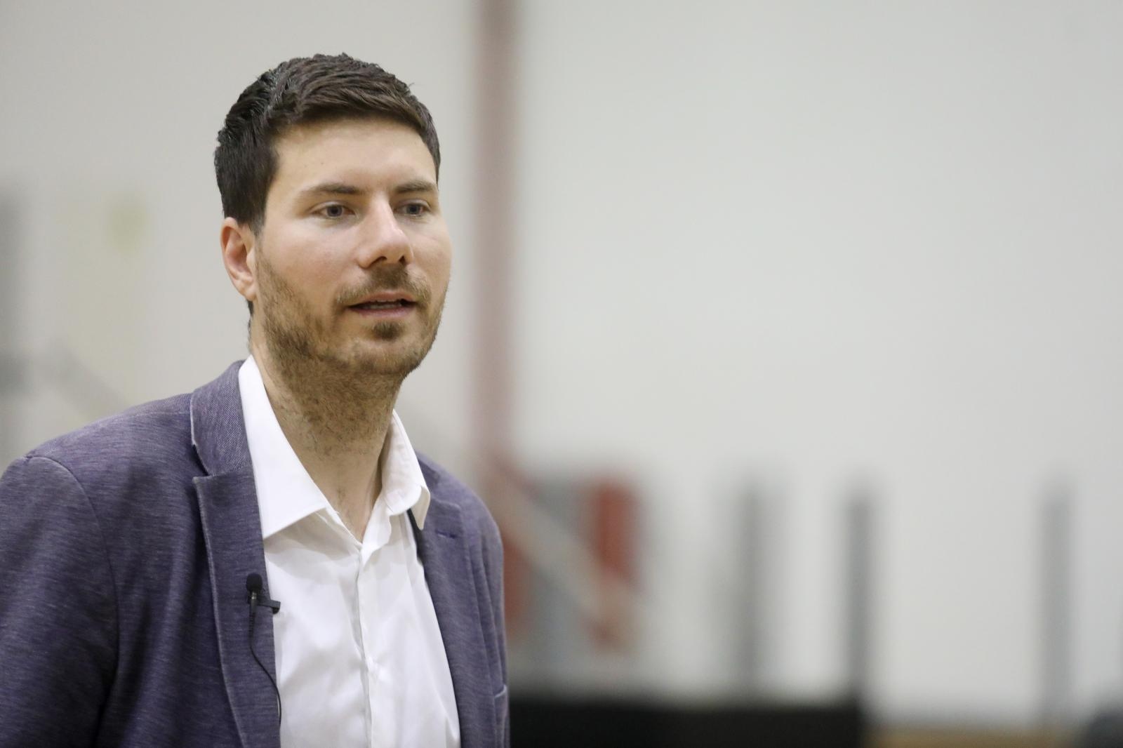 Zagreb: Ivan Pernar održao tribinu na temu javnog gradskog prijevoza