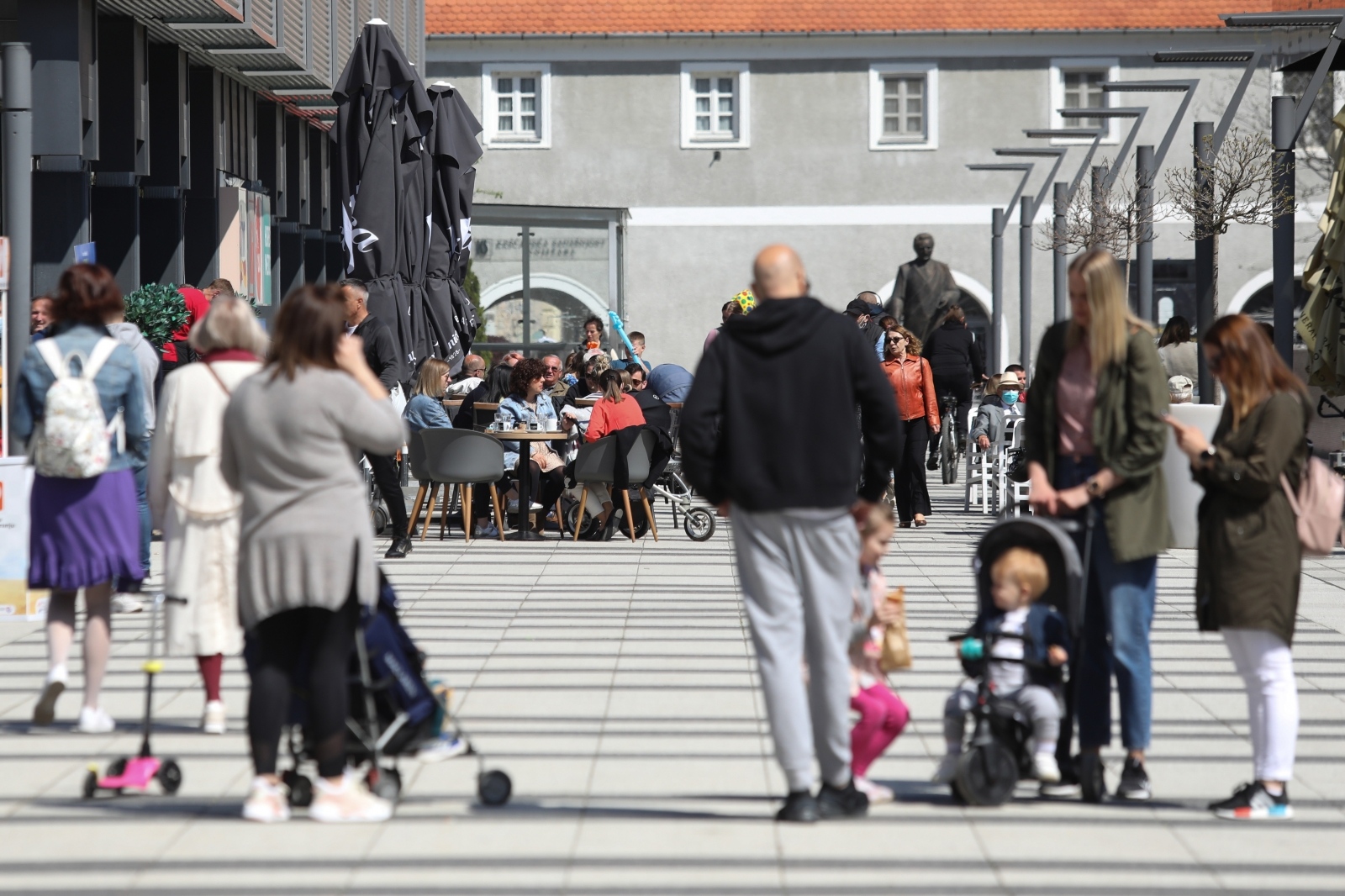 Osijek: Sunčana i topla subota izmamila građane na otvoreno