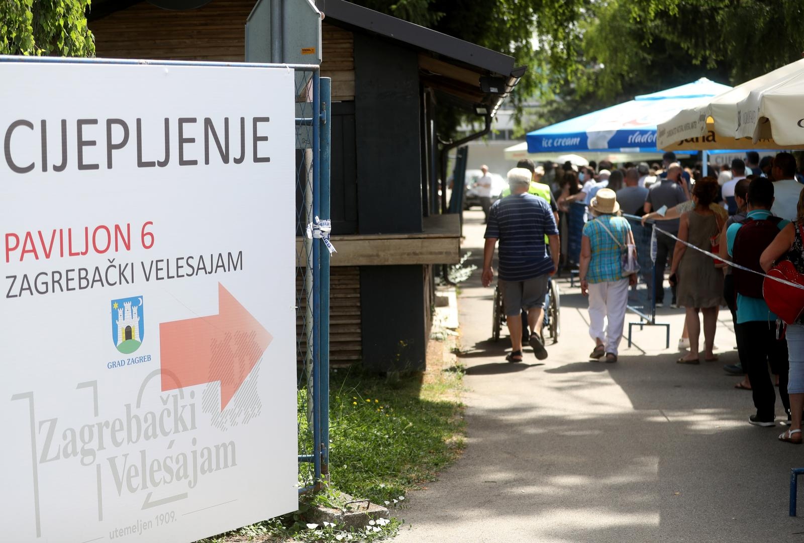 Zagreb: Tisuće ljudi na suncu ispred Velesajma čekaju u redu za cijepljenje protiv COVID-a