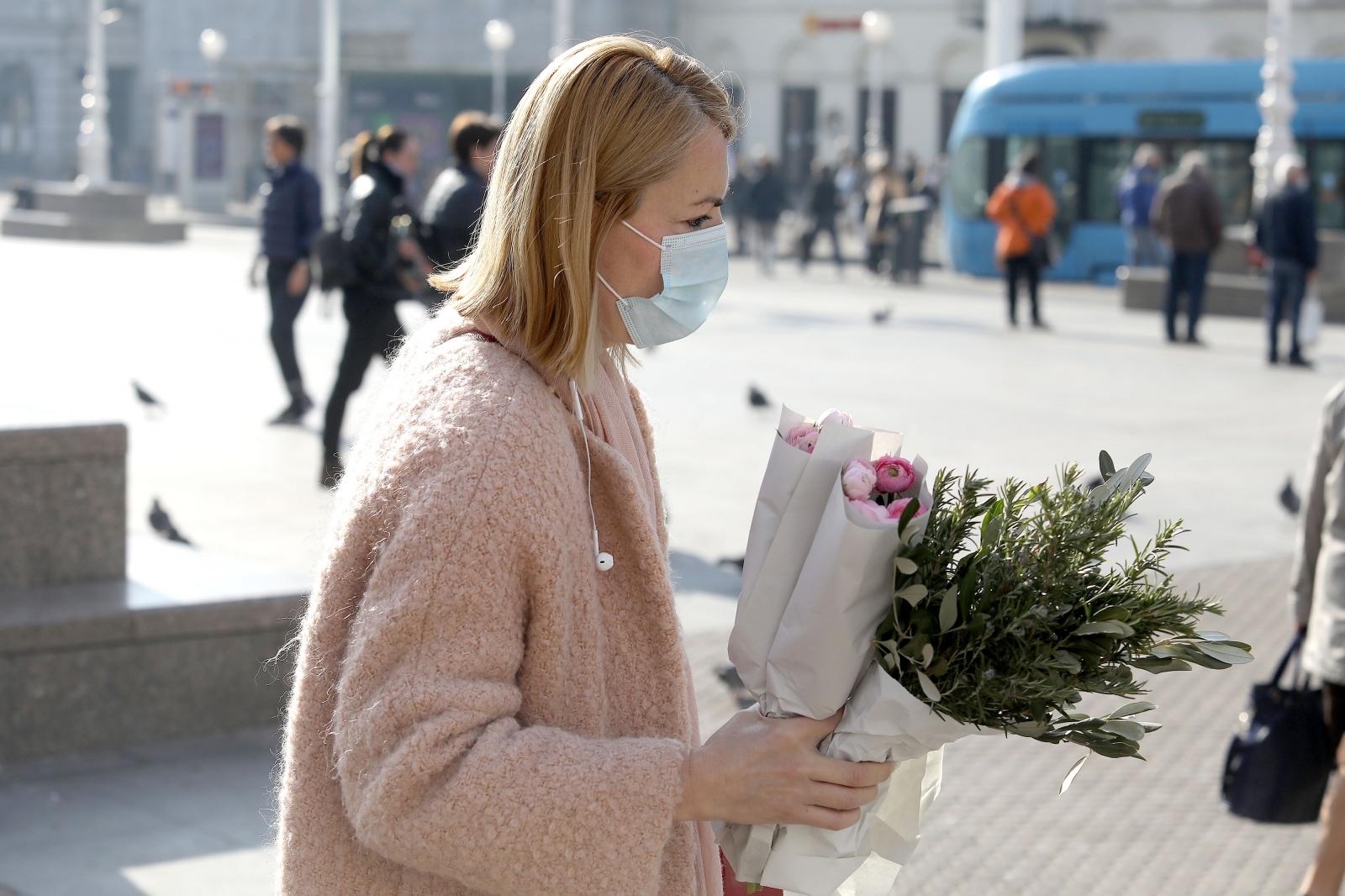 koronavirus, zagreb, maska, cvijeće, buket