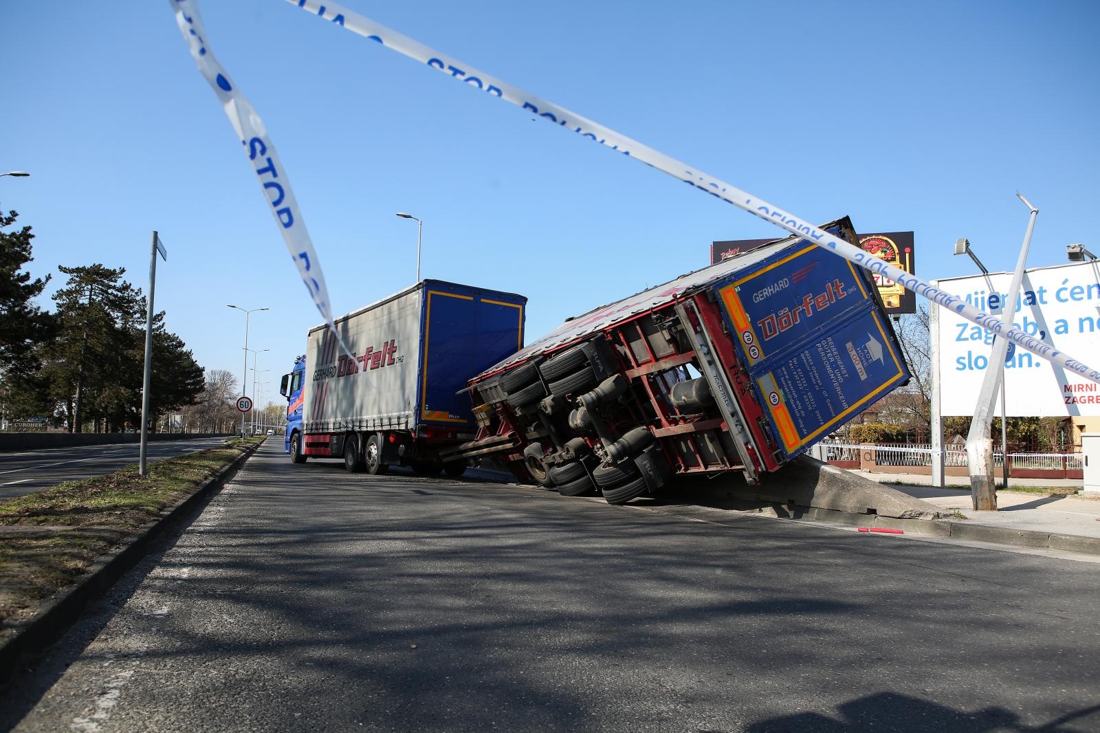 prevrnuta prikolica, kamion, Buzin, gužva