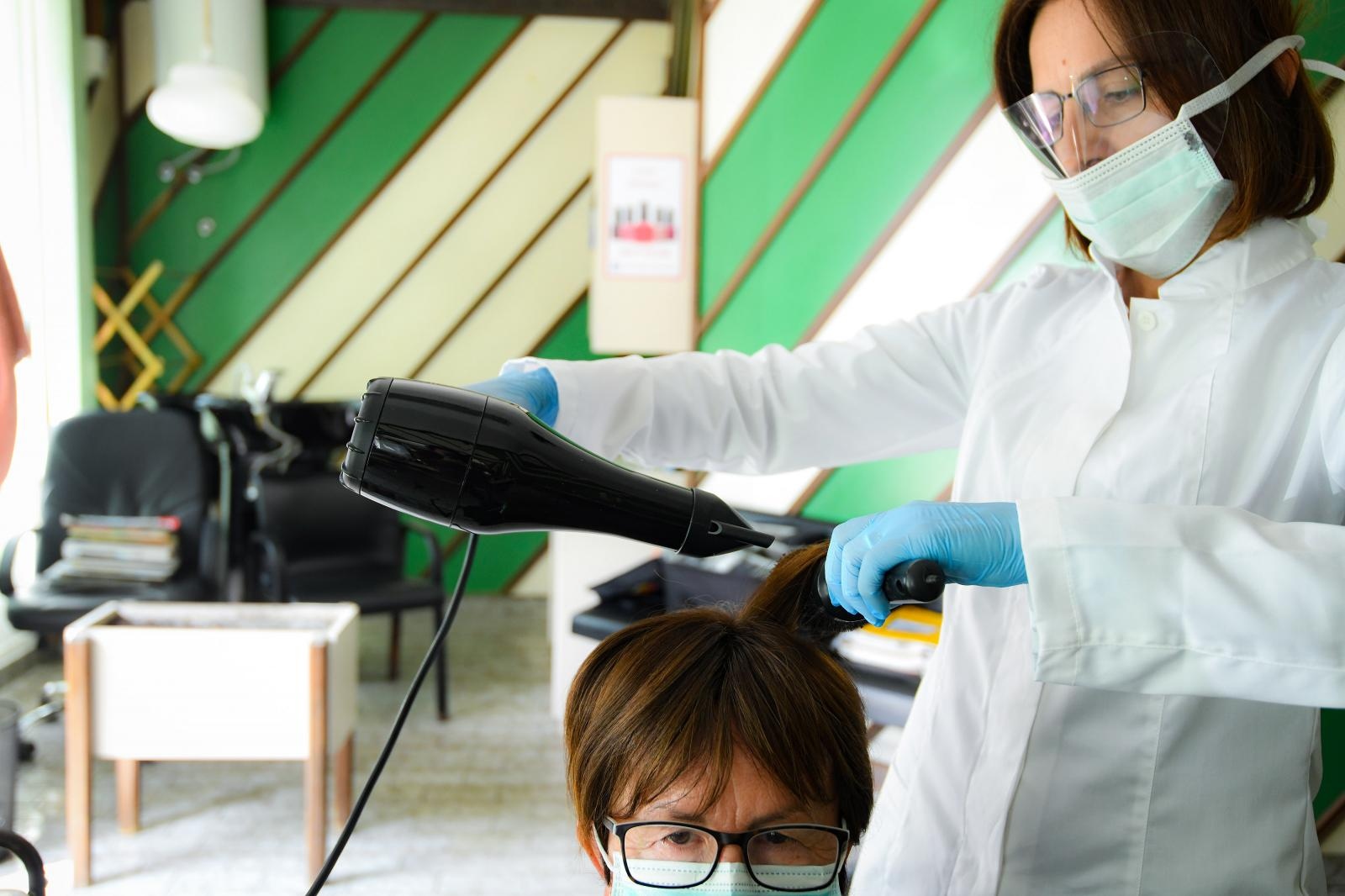 frizer, gospodarstvo, koronavirus, covid-19, pandemija, Rad u frizerskom salonu u doba pandemije koranavirusa
