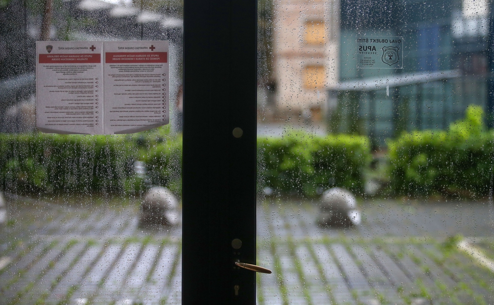 pljusak, kiša, Trnje, Zagreb, jaki pljusak, nevrijeme, vrata, zatvoren lokal