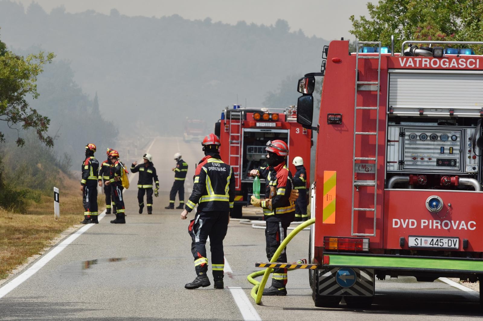 Vatrogasci uz pomoć kanadera se bore s požarom nedaleko Vodica