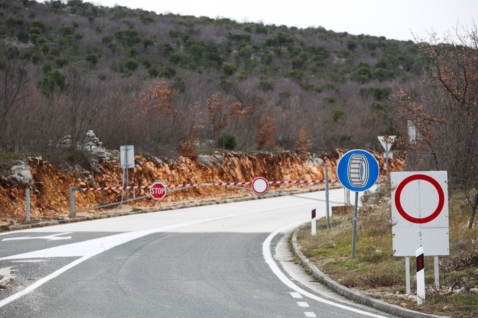 cesta, vjetar, zatvorena cesta, promet, cesta, jadranska magistrala,