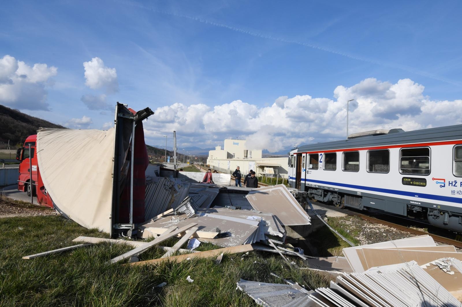 Putnički vlak udario kamion, nesreća uzdolje, nesreća knin, nesreća vlak kamion