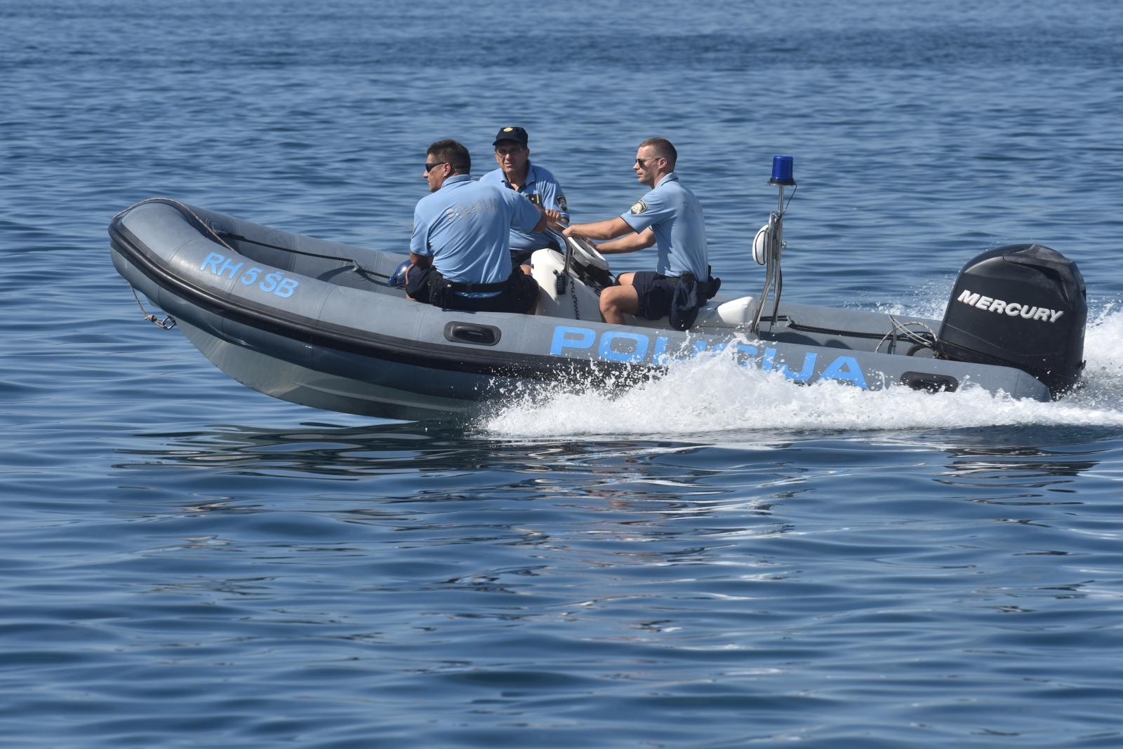 Brod pomorske policije u kanalu sv. Ante u Šibeniku