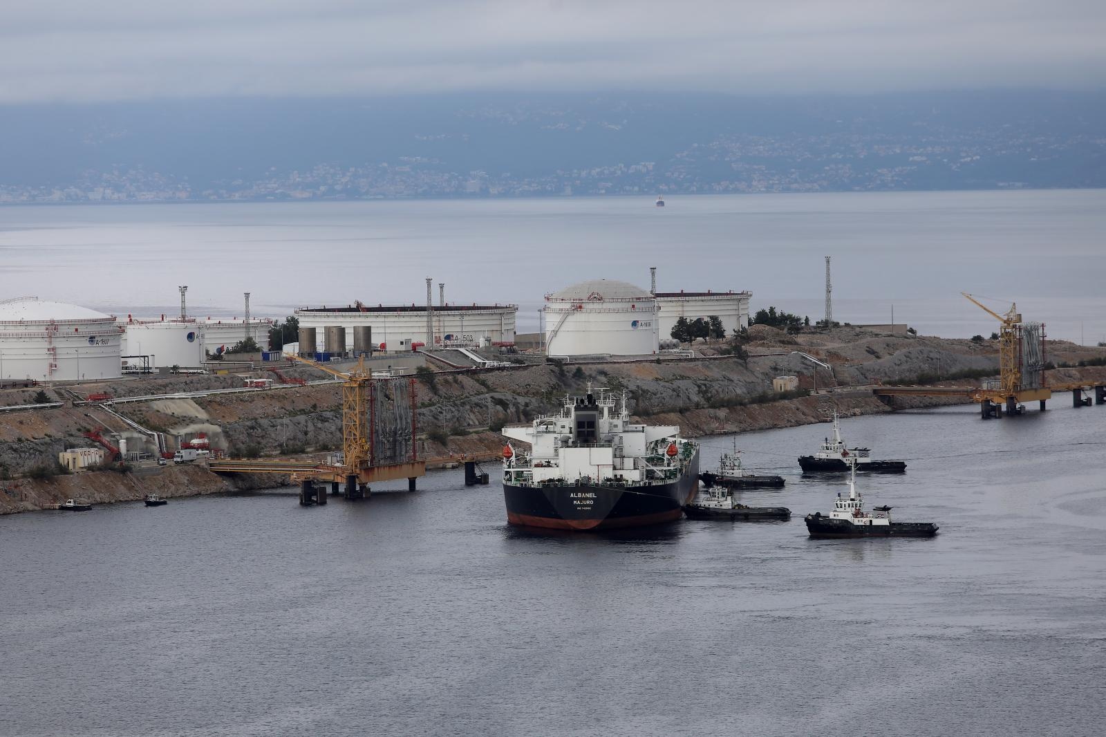 Uplovljavanje tankera Albanel  na vezove Janafa u omišaljskoj luci