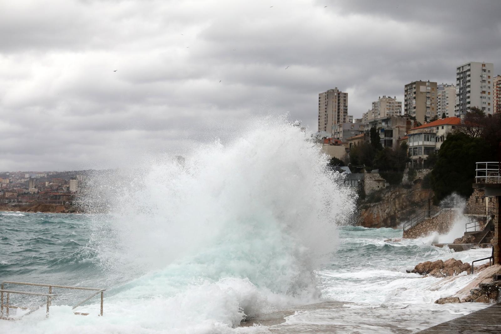 Rijeka: Veliki valovi na moru pred Kantridom i Pećinama zbog olujnog juga