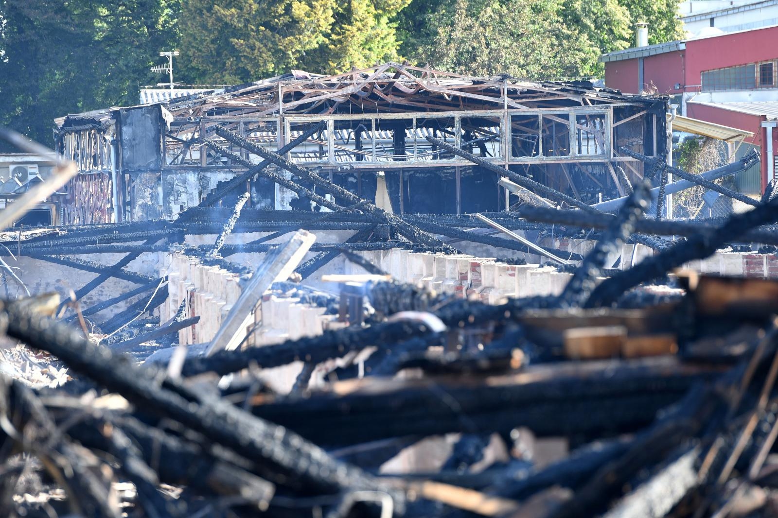 Čakovec: Vatrogasci obavljaju nadzor na izgorjelom skladištu