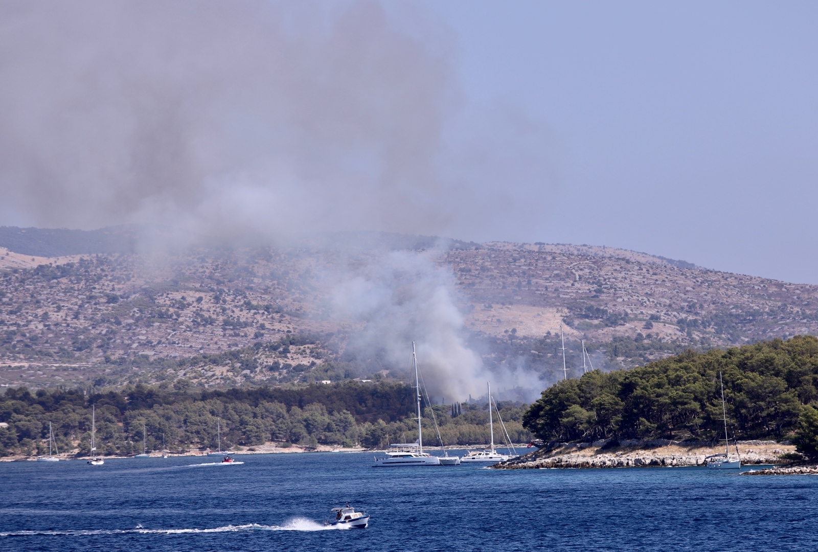 Pogled s trajekta na požarište kod Milne na otoku Braču