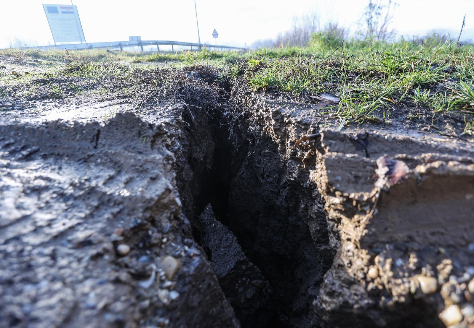 Oštećen most na ulazu u Petrinju