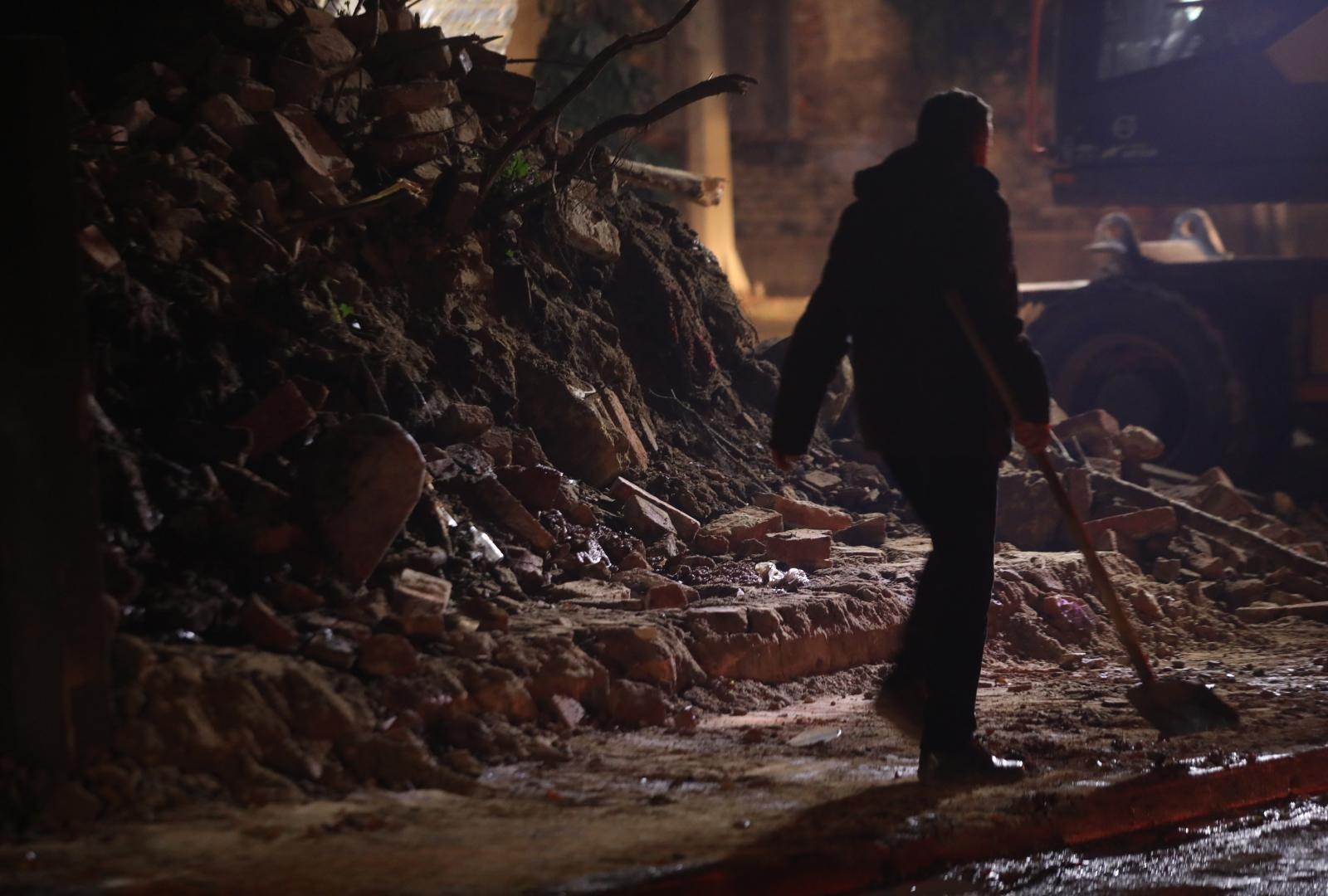 Krenula je druga duga noć u razrušenoj Petrinji