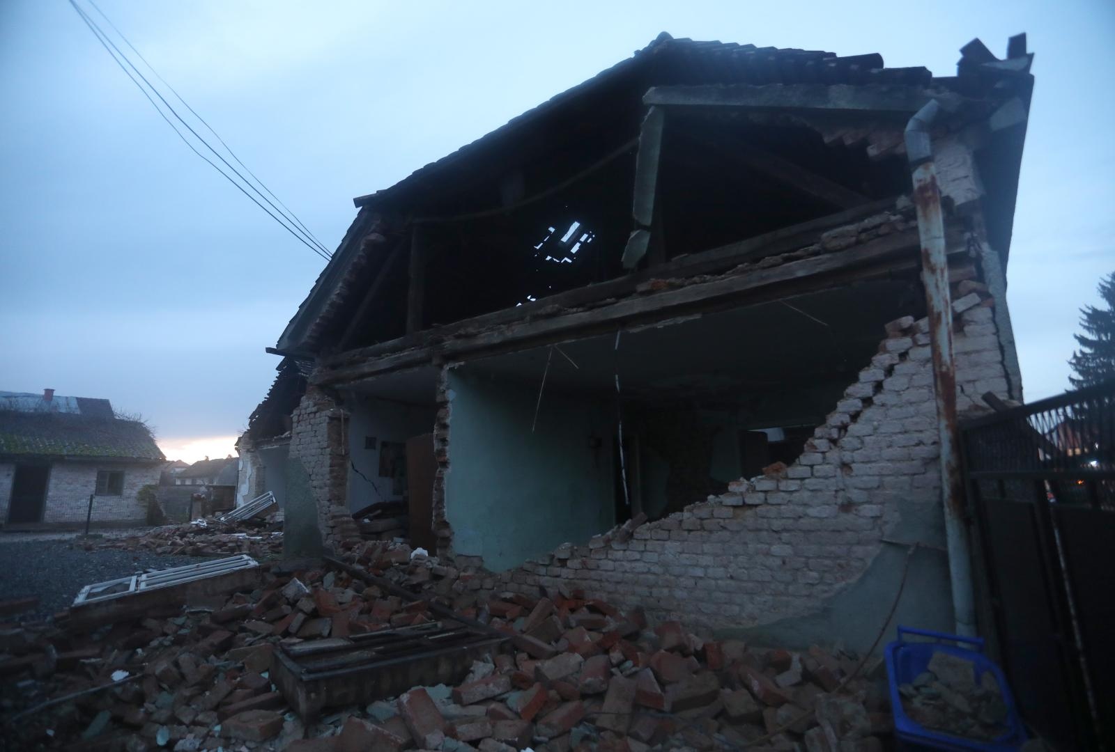 Krenula je druga duga noć u razrušenoj Petrinji