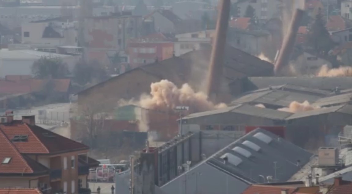 RUŠENJE dimnjaka ciglana