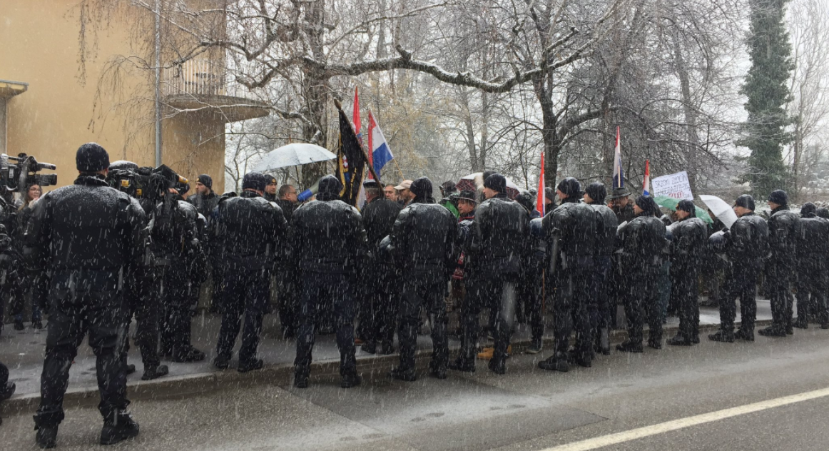 A-HSP prosvjed ispred Srpske ambasade1