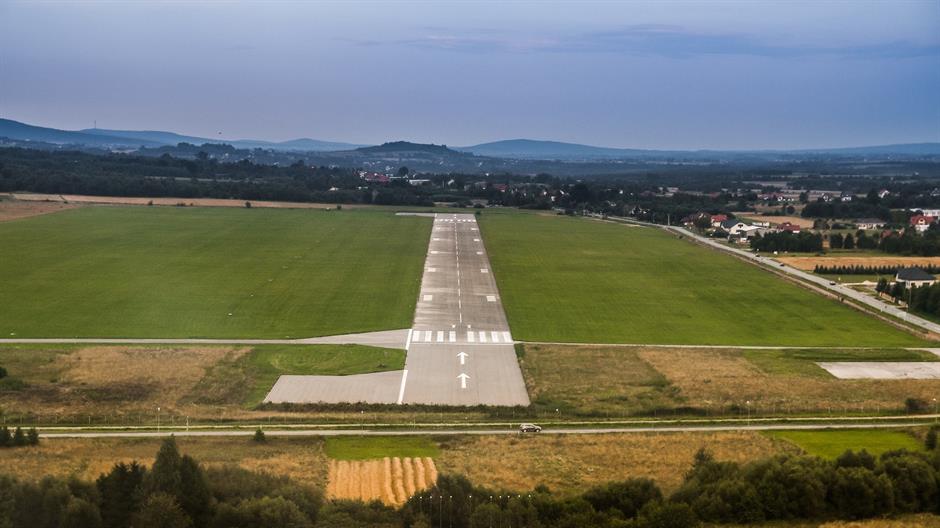 airport-2826979_1920