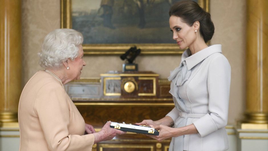 Angelina_Jolie_Kraljica_elizabeta_Reuters