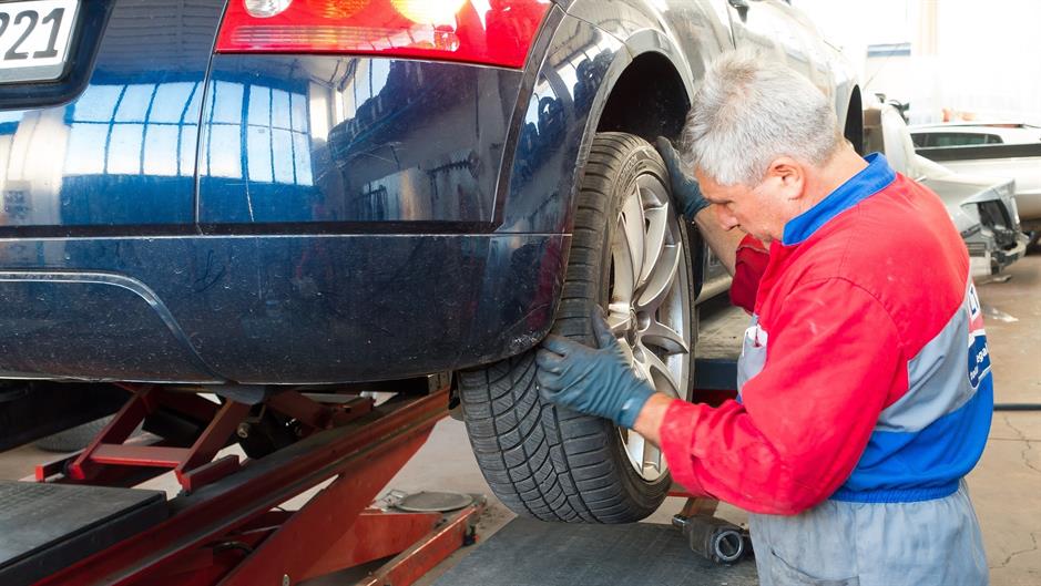 auto-repair-984946_1920