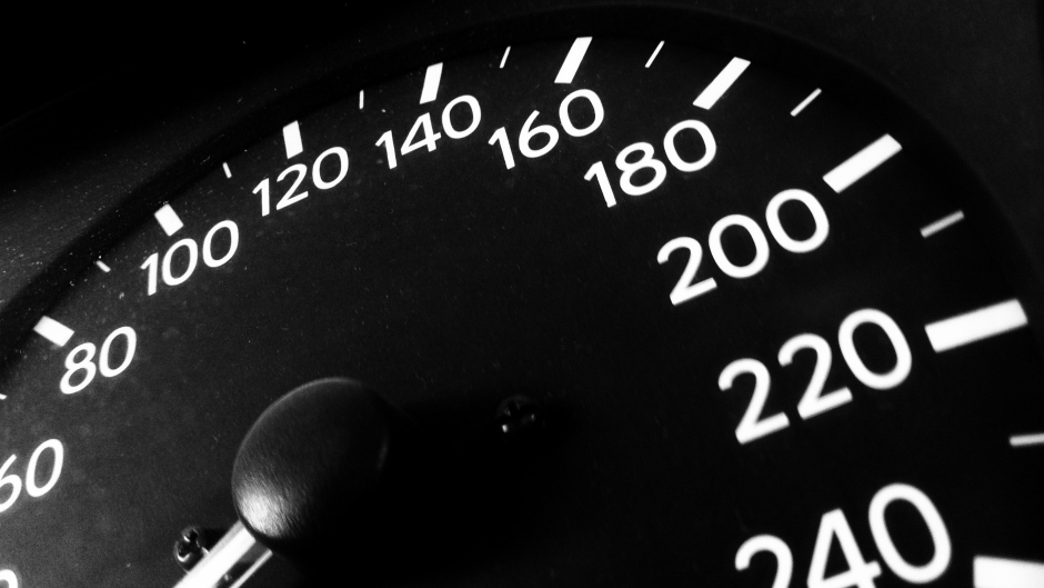 automobil voznja brzinomer krupno (fourseasons)