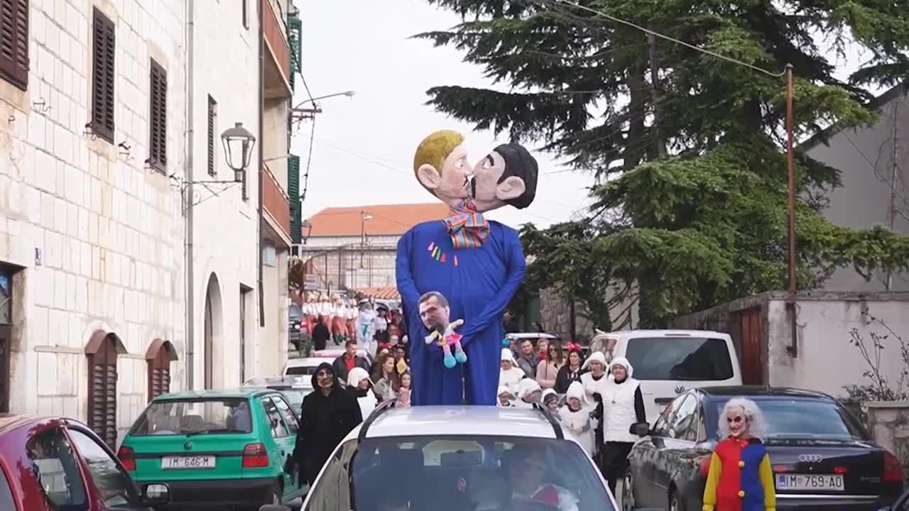 Bakova povorka u Imotskom završila spaljivanjem lutke gay para s djetetom