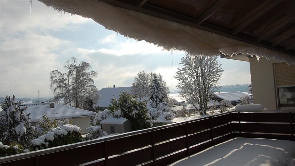 balcony-170409_960_720