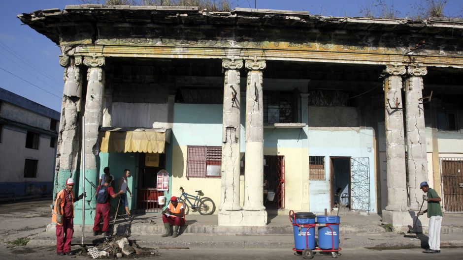 BeFunky_2015-01-13T170438Z_1539742805_GM1EB1E02WH01_RTRMADP_3_CUBA-DAILYLIFE