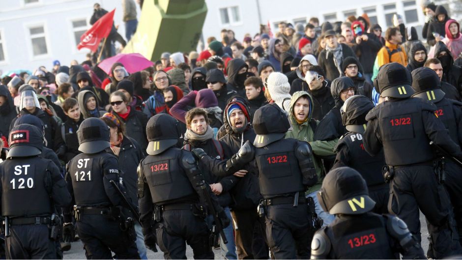 BeFunky_2015-03-18T074135Z_826123245_LR2EB3I0LD0JE_RTRMADP_3_GERMANY-ECB-PROTESTS