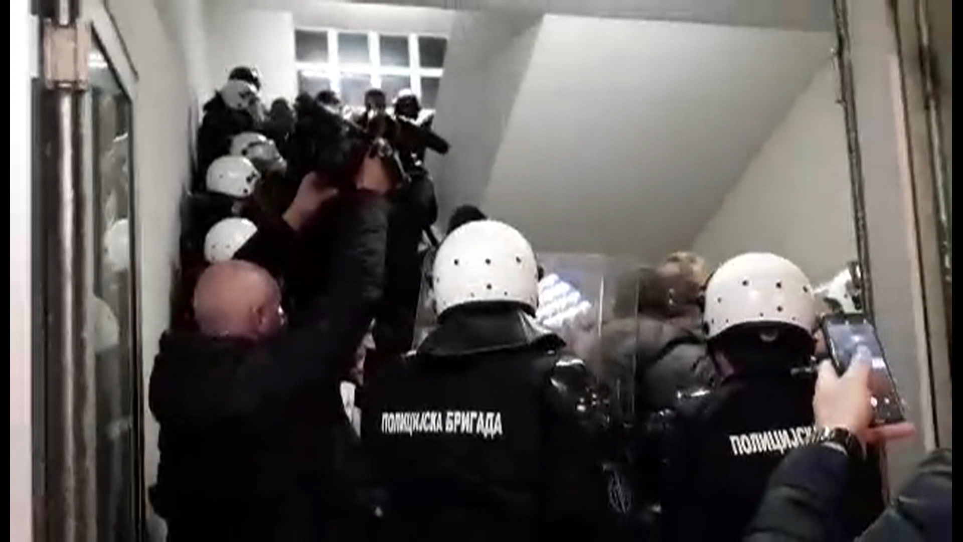 bg-rts protesti emk-idb(20190316-223535119).00_00_43_08.Still003